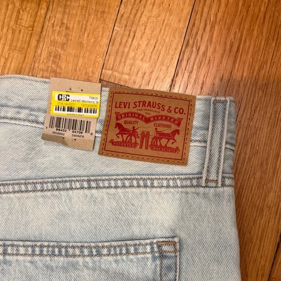 Levi's Women's '94 Baggy Shorts Light Wash Size 32 NWT - Picture 6 of 6